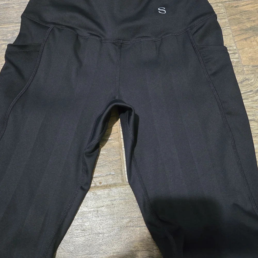 Skinnify Leggings with Built-in Resistance Bands And Side Pockets - Picture 4 of 7